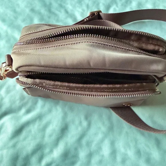 Lululemon Everywhere Crossbody Bag - Picture 5 of 9